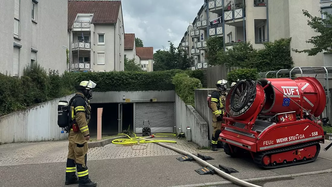 FW Stuttgart: Brennender PKW in Tiefgarage - Bild: presseportal.de