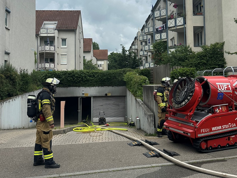 FW Stuttgart: Brennender PKW in Tiefgarage - Foto: presseportal.de