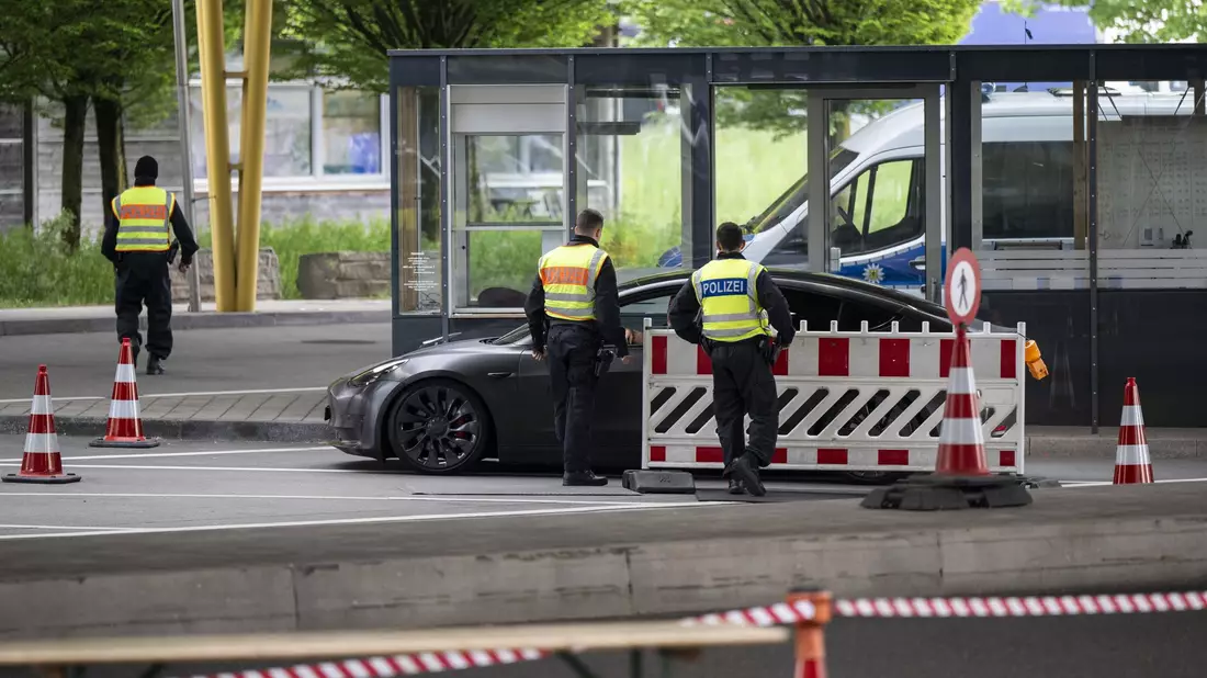 Kurz nach dem Regierungswechsel waren die Grenzkontrollen verschärft worden. (Archivbild) - Bild: Gian Ehrenzeller/KEYSTONE/dpa