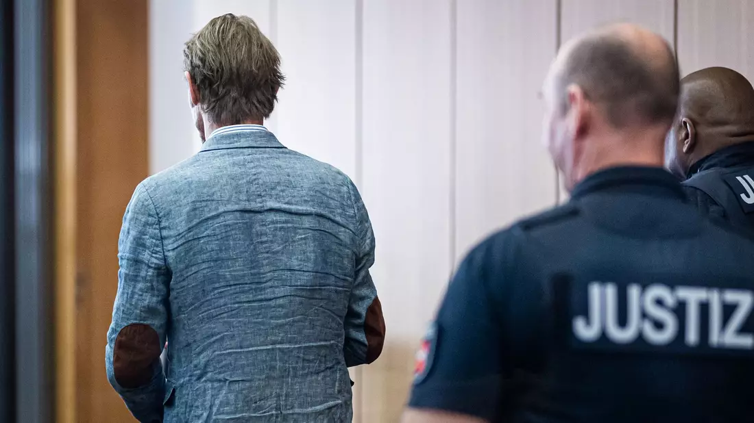 Der Verdächtige Christian B. sitzt derzeit wegen eines anderen Falls eine Haftstrafe in Deutschland ab. (Archivbild) - Bild: Moritz Frankenberg/dpa Pool/dpa