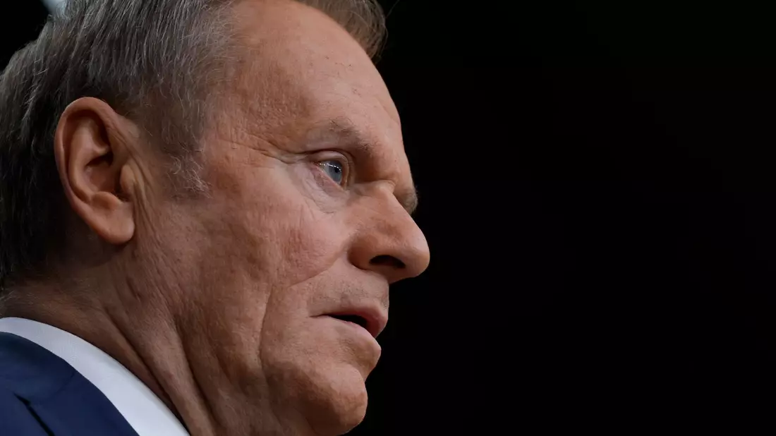 Polens Regierungschef Donald Tusk ist nach der Niederlage seines Kandidaten bei der Präsidentenwahl unter Druck. (Archivbild) - Bild: Omar Havana/AP/dpa