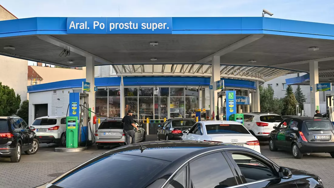 Eine polnische Tankstelle. In der Regel ist der Sprit dort deutlich billiger. (Archivbild) - Bild: Patrick Pleul/dpa