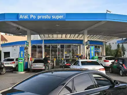 Eine polnische Tankstelle. In der Regel ist der Sprit dort deutlich billiger. (Archivbild) - Foto: Patrick Pleul/dpa