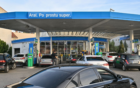 Eine polnische Tankstelle. In der Regel ist der Sprit dort deutlich billiger. (Archivbild) - Foto: Patrick Pleul/dpa