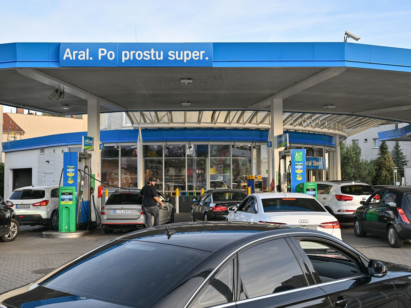 Eine polnische Tankstelle. In der Regel ist der Sprit dort deutlich billiger. (Archivbild) - Foto: Patrick Pleul/dpa