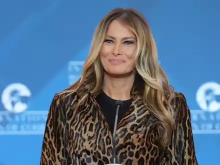 Auch US-First-Lady Melania Trump () trägt mal Leopard - hier bei einer Preisverleihung Anfang April in Washington. (Archivbild) - Foto: Jacquelyn Martin/AP/dpa