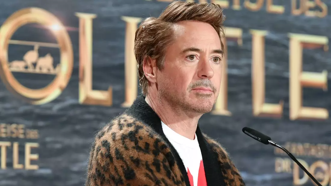 Flauschig: Robert Downey Jr. im Animal-Print-Jäckchen in Berlin im Januar 2020. - Bild: Jens Kalaene/dpa-Zentralbild/dpa
