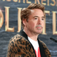 Flauschig: Robert Downey Jr. im Animal-Print-Jäckchen in Berlin im Januar 2020. - Foto: Jens Kalaene/dpa-Zentralbild/dpa