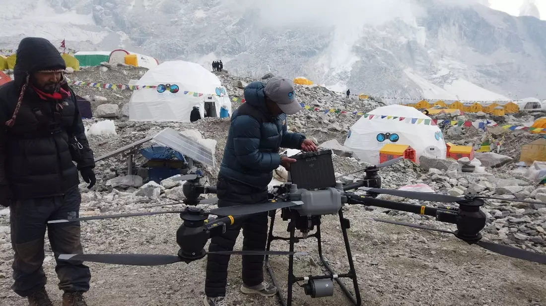 Drohnen sollen helfen, die Sicherheit am Everest zu erhöhen. - Bild: Khimlal Gautam /dpa