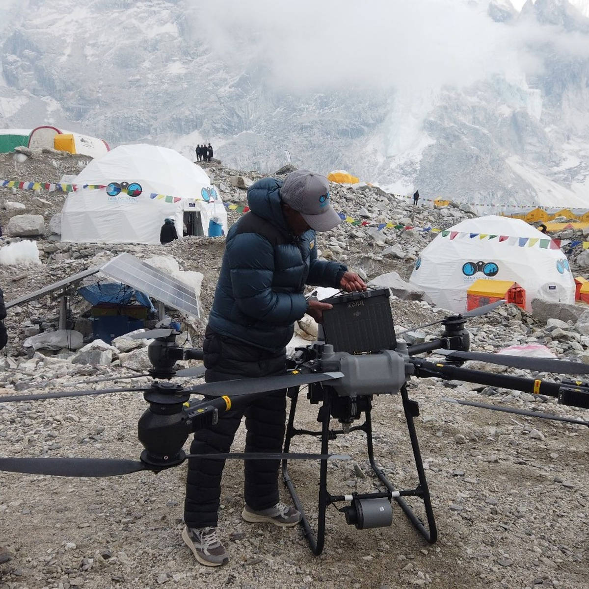 Drohnen sollen helfen, die Sicherheit am Everest zu erhöhen. - Foto: Khimlal Gautam /dpa
