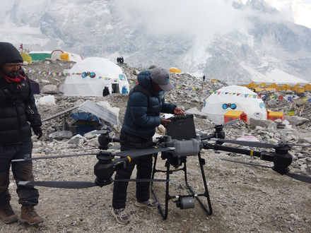 Drohnen sollen helfen, die Sicherheit am Everest zu erhöhen. - Foto: Khimlal Gautam /dpa