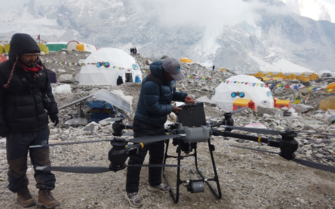 Drohnen sollen helfen, die Sicherheit am Everest zu erhöhen. - Foto: Khimlal Gautam /dpa