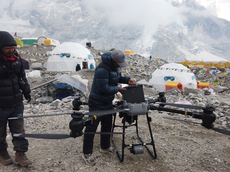Drohnen sollen helfen, die Sicherheit am Everest zu erhöhen. - Foto: Khimlal Gautam /dpa
