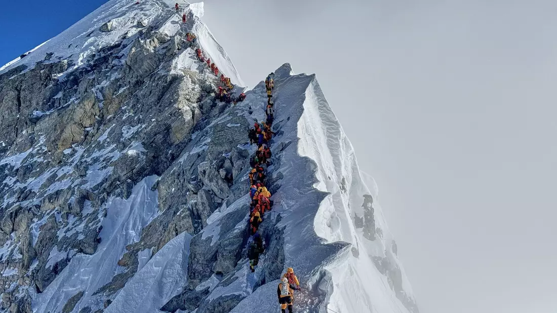 Der Gipfel des Everest zieht Bergsteiger aus aller Welt magisch an - trotz zahlreicher Gefahren. - Bild: Kunga Sherpa/AP/dpa