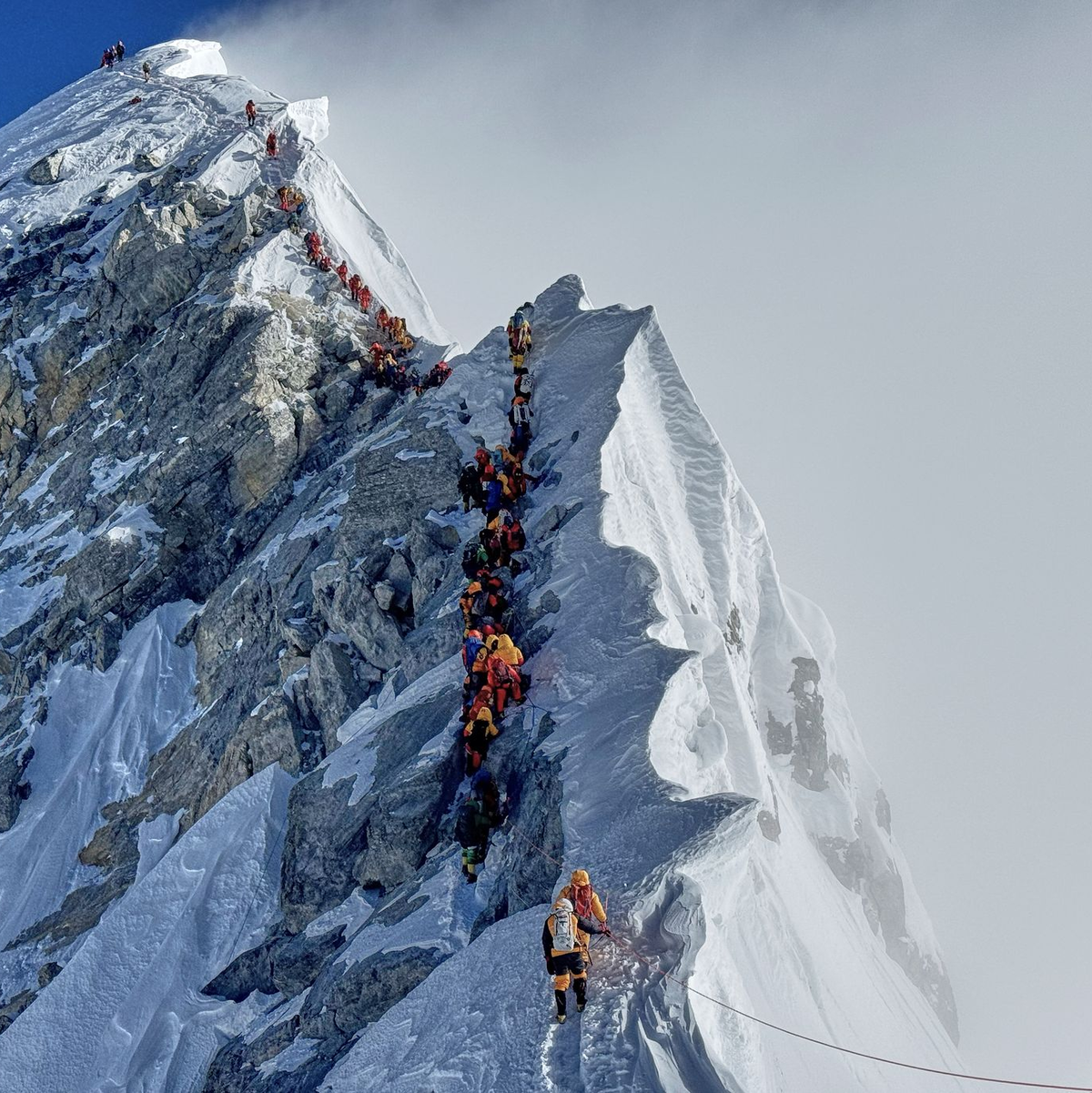 Der Gipfel des Everest zieht Bergsteiger aus aller Welt magisch an - trotz zahlreicher Gefahren. - Foto: Kunga Sherpa/AP/dpa