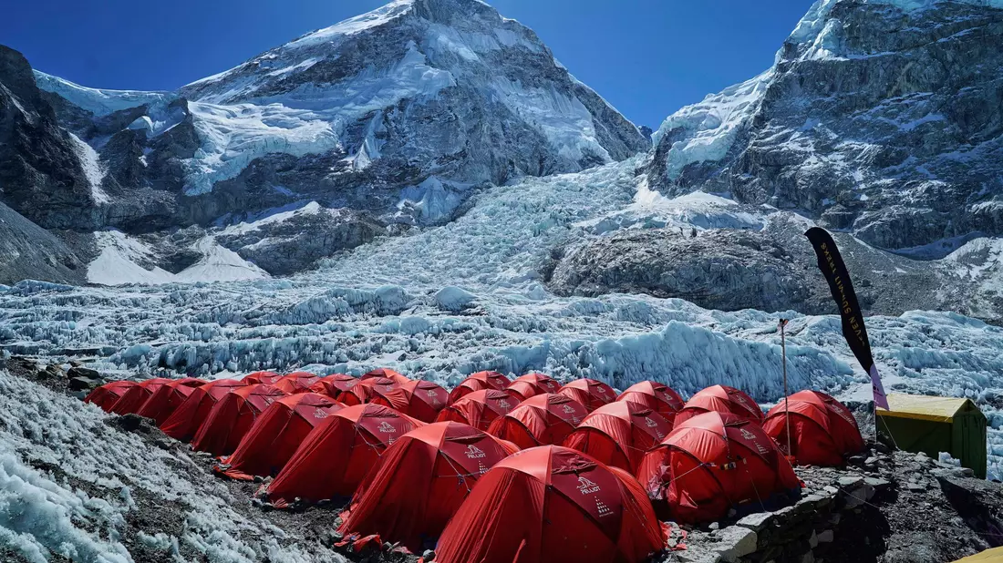 Im Everest Basislager warten Bergsteiger auf eine gute Gelegenheit zum Aufstieg. - Bild: Pasang Rinzee Sherpa/ap/dpa