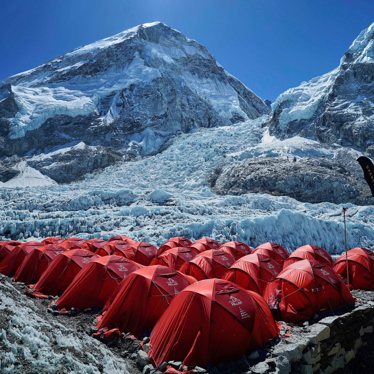 Im Everest Basislager warten Bergsteiger auf eine gute Gelegenheit zum Aufstieg. - Foto: Pasang Rinzee Sherpa/ap/dpa