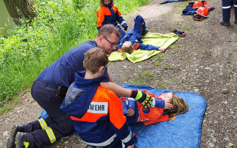 FW-AR: Jugendfeuerwehr trainiert Einsatzrealität - Foto: presseportal.de