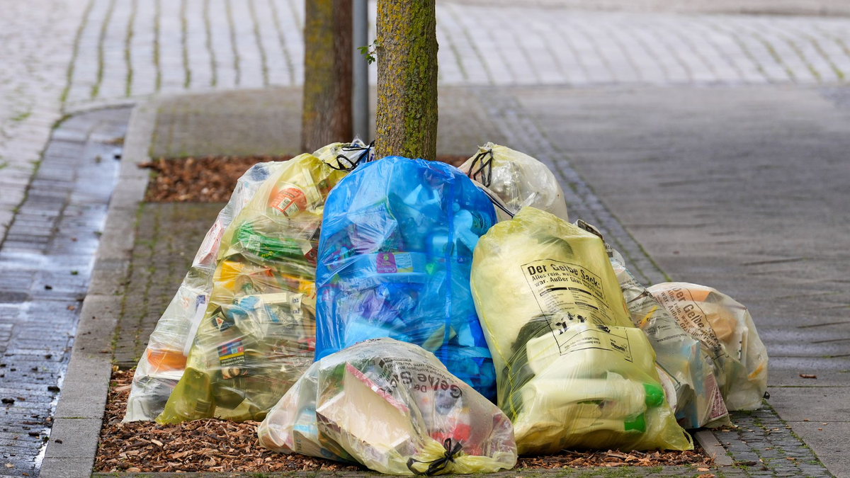 Müll aus Haushalten am Straßenrand - der größte Posten bei den Abfällen entsteht allerdings anderswo. (Archivbild) - Foto: Soeren Stache/dpa