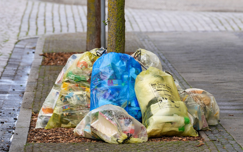 Müll aus Haushalten am Straßenrand - der größte Posten bei den Abfällen entsteht allerdings anderswo. (Archivbild) - Foto: Soeren Stache/dpa