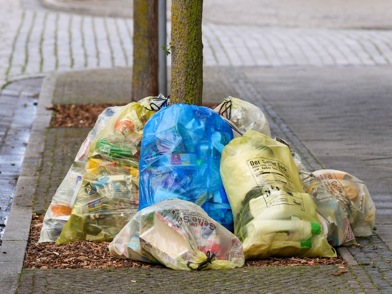 Müll aus Haushalten am Straßenrand - der größte Posten bei den Abfällen entsteht allerdings anderswo. (Archivbild) - Foto: Soeren Stache/dpa