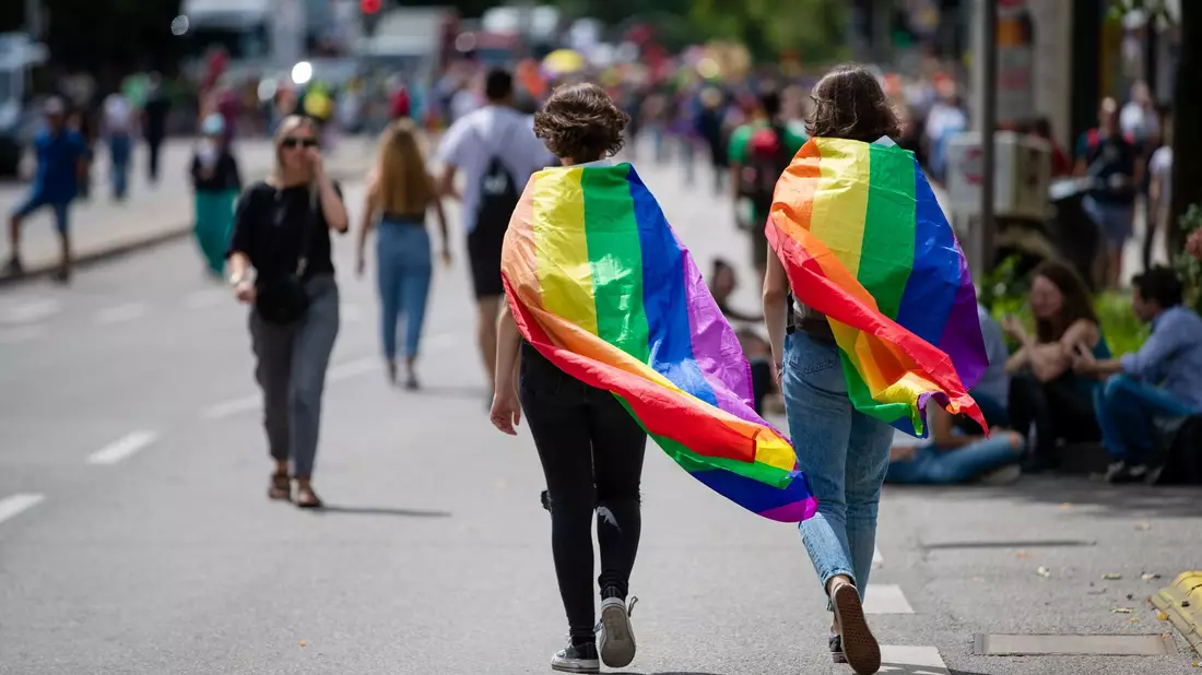 Regenbogenfamilien: Familien, in denen ein gleichgeschlechtliches Paar mit minderjährigen Kindern in einem Haushalt zusammenlebt. (Archivbild) - Bild: Christoph Schmidt/dpa