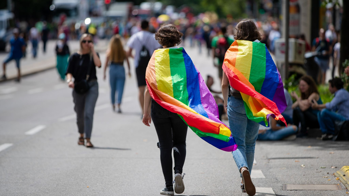 Regenbogenfamilien: Familien, in denen ein gleichgeschlechtliches Paar mit minderjährigen Kindern in einem Haushalt zusammenlebt. (Archivbild) - Foto: Christoph Schmidt/dpa