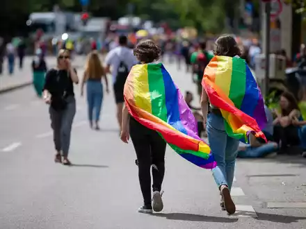 Regenbogenfamilien: Familien, in denen ein gleichgeschlechtliches Paar mit minderjährigen Kindern in einem Haushalt zusammenlebt. (Archivbild) - Foto: Christoph Schmidt/dpa