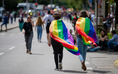 Regenbogenfamilien: Familien, in denen ein gleichgeschlechtliches Paar mit minderjährigen Kindern in einem Haushalt zusammenlebt. (Archivbild) - Foto: Christoph Schmidt/dpa