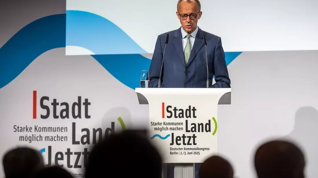 Bundeskanzler Friedrich Merz (CDU) äußert sich beim Kommunalkongress des Deutschen Städte- und Gemeindebundes auch zur Gerichtsentscheidung, die Zweifel an der Rechtmäßigkeit des Vorgehens der Bundesregierung an den Grenzen anführt.  - Bild: Michael Kappeler/dpa