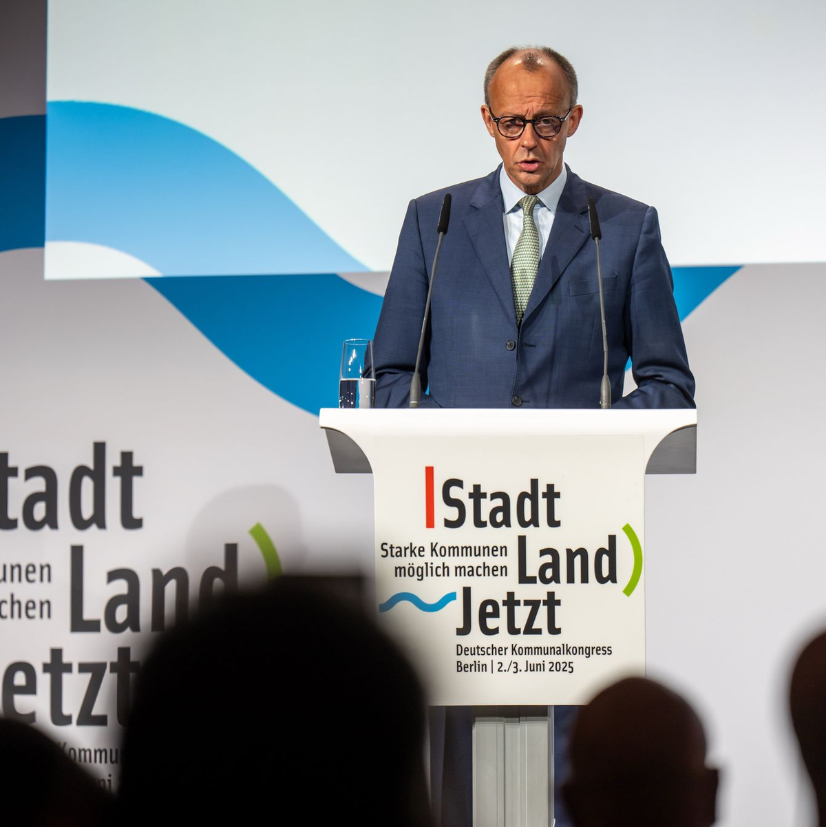 Bundeskanzler Friedrich Merz (CDU) äußert sich beim Kommunalkongress des Deutschen Städte- und Gemeindebundes auch zur Gerichtsentscheidung, die Zweifel an der Rechtmäßigkeit des Vorgehens der Bundesregierung an den Grenzen anführt.  - Foto: Michael Kappeler/dpa