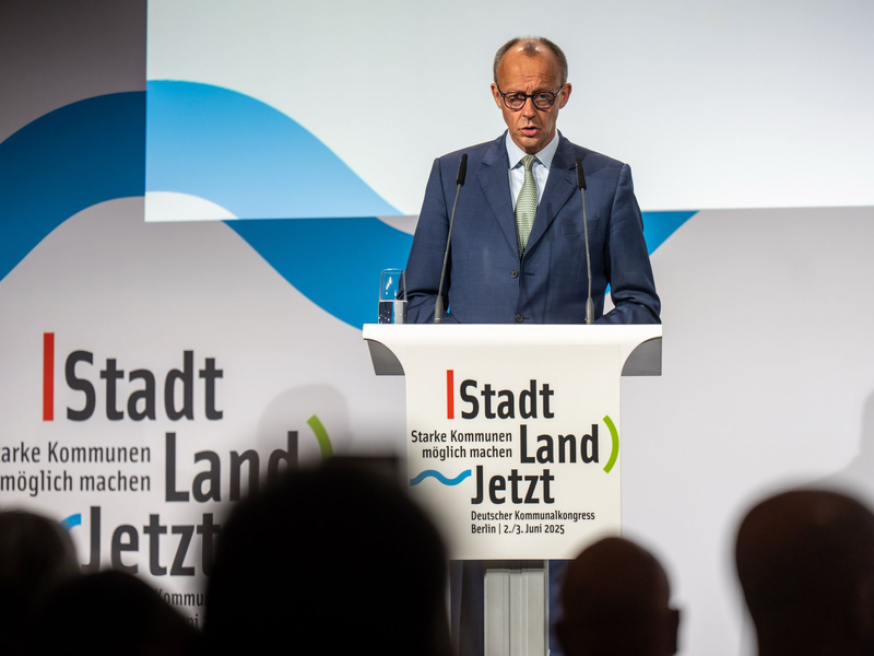 Bundeskanzler Friedrich Merz (CDU) äußert sich beim Kommunalkongress des Deutschen Städte- und Gemeindebundes auch zur Gerichtsentscheidung, die Zweifel an der Rechtmäßigkeit des Vorgehens der Bundesregierung an den Grenzen anführt.  - Foto: Michael Kappeler/dpa