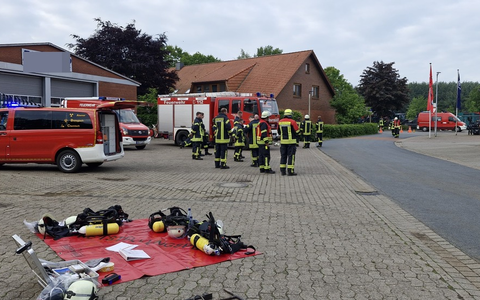 FW-ROW: Unklarer Gasgeruch in Kuhstedt - ABC-Erkunder im Einsatz - Foto: presseportal.de