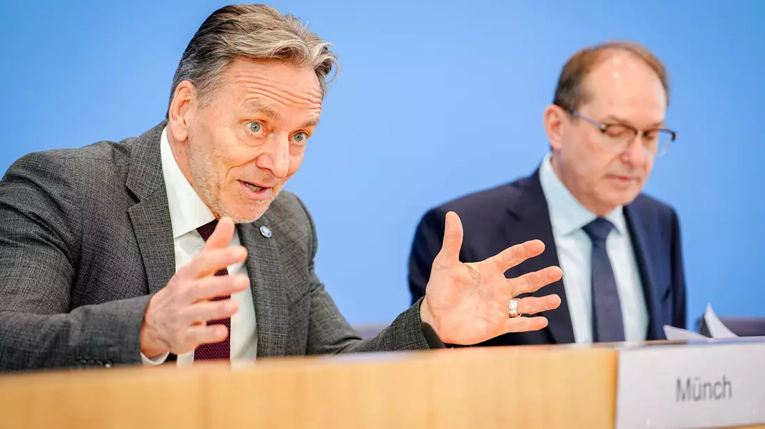 Das Bundeslagebild Cybercrime 2024 stellt BKA-Präsident Holger Münch zusammen mit Bundesinnenminister Alexander Dobrindt (CSU) vor. - Bild: Kay Nietfeld/dpa