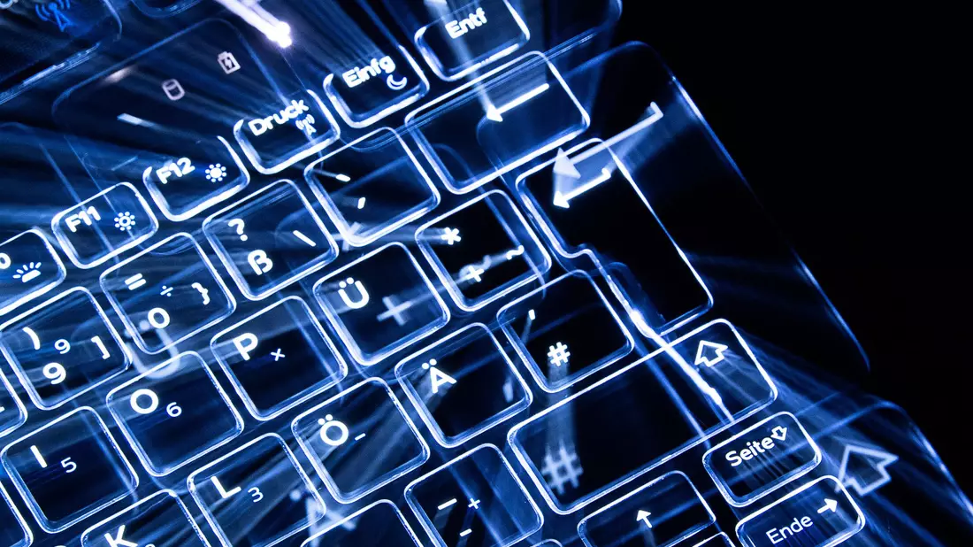 Die Täter sitzen bei Cyberstraftaten oft im Ausland. (Symbolbild) - Bild: Sebastian Gollnow/dpa