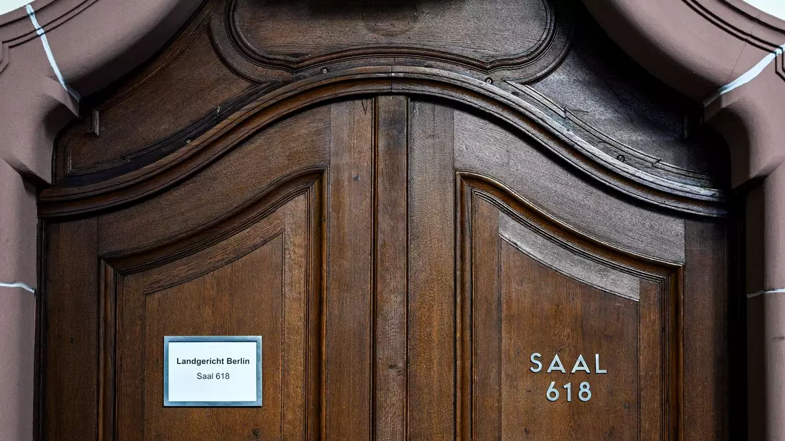 Die Tür zum Verhandlungssaal 618, in dem wegen Einbruchs in die Berliner Wohnung von Model Toni Garrn verhandelt wurde. (Archivbild) - Bild: Jens Kalaene/dpa