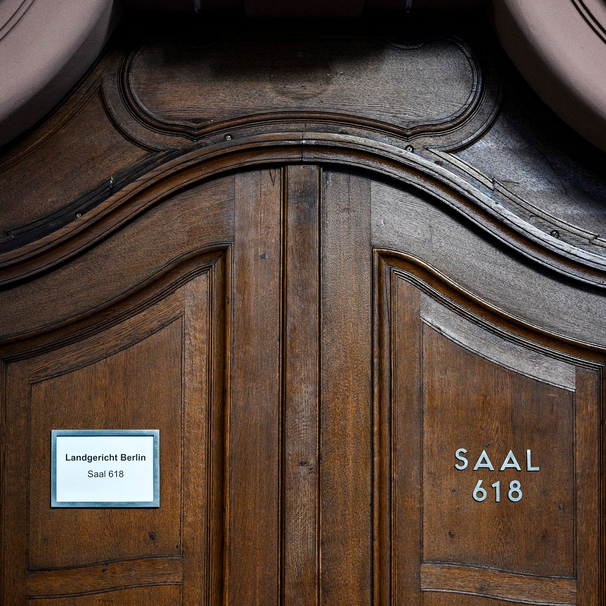 Die Tür zum Verhandlungssaal 618, in dem wegen Einbruchs in die Berliner Wohnung von Model Toni Garrn verhandelt wurde. (Archivbild) - Foto: Jens Kalaene/dpa