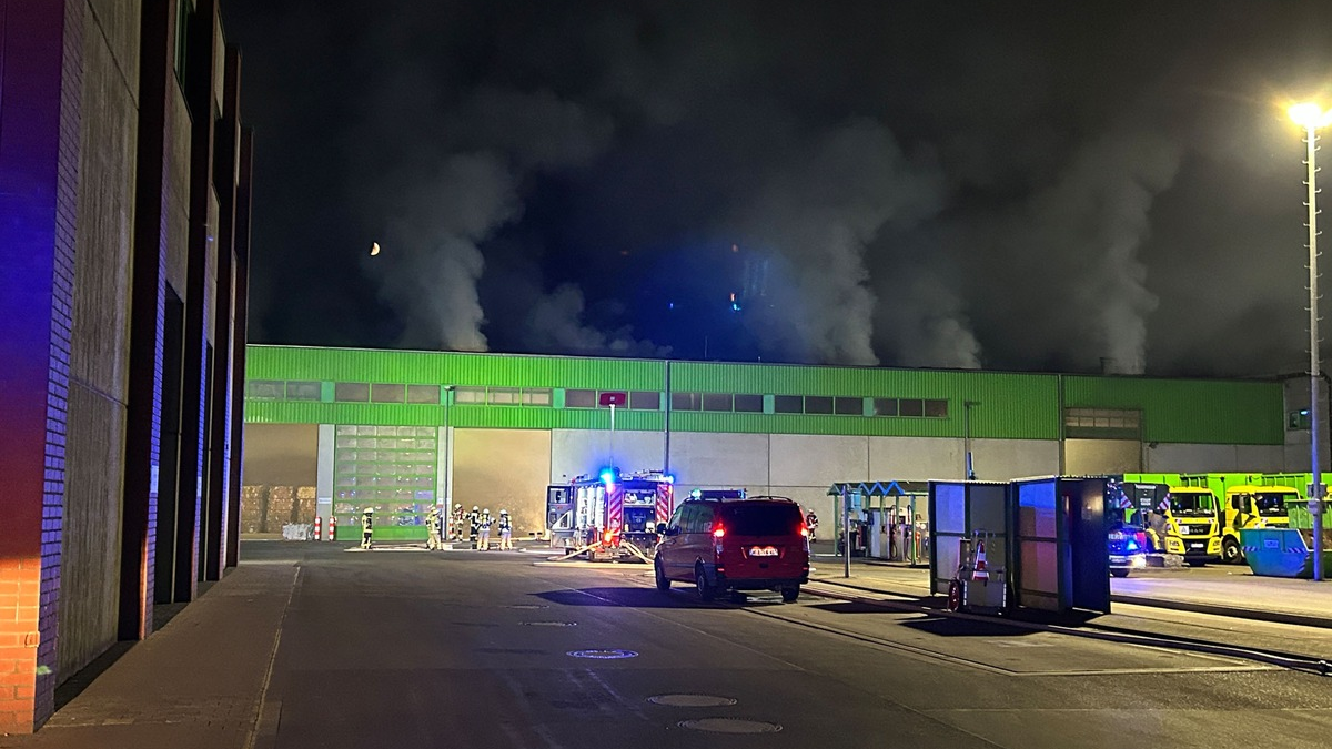Feuerwehr Goch: Feuer bei Entsorgungsunternehmen: Brandursache unklar - Foto: presseportal.de