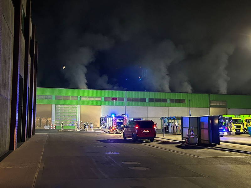 Feuerwehr Goch: Feuer bei Entsorgungsunternehmen: Brandursache unklar - Foto: presseportal.de