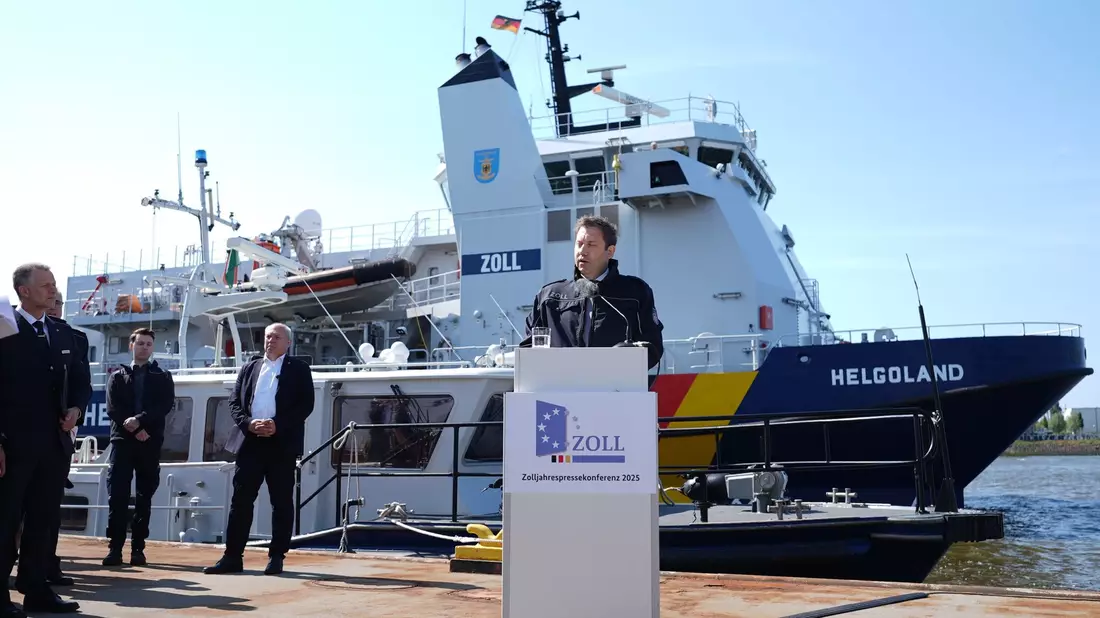 Finanzminister Klingbeil begleitet in Hamburg Zollbeamte an Bord eines Containerschiffs.  - Bild: Marcus Brandt/dpa