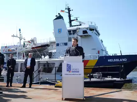 Finanzminister Klingbeil begleitet in Hamburg Zollbeamte an Bord eines Containerschiffs.  - Foto: Marcus Brandt/dpa