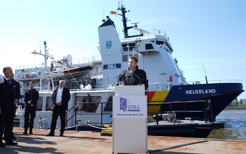 Finanzminister Klingbeil begleitet in Hamburg Zollbeamte an Bord eines Containerschiffs.  - Foto: Marcus Brandt/dpa