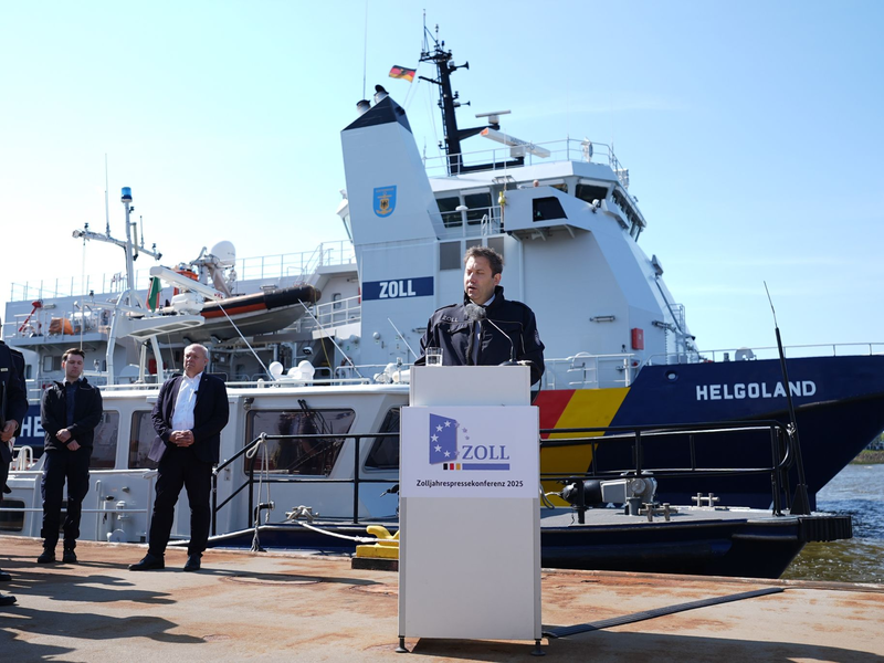 Finanzminister Klingbeil begleitet in Hamburg Zollbeamte an Bord eines Containerschiffs.  - Foto: Marcus Brandt/dpa