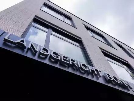 Bei Cum-Ex verschoben Finanzakteure Aktien mit («cum») und ohne («ex») Dividendenanspruch hin und her, um gar nicht gezahlte Steuern erstattet zu bekommen. - Foto: Rolf Vennenbernd/dpa