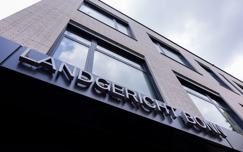 Bei Cum-Ex verschoben Finanzakteure Aktien mit («cum») und ohne («ex») Dividendenanspruch hin und her, um gar nicht gezahlte Steuern erstattet zu bekommen. - Foto: Rolf Vennenbernd/dpa