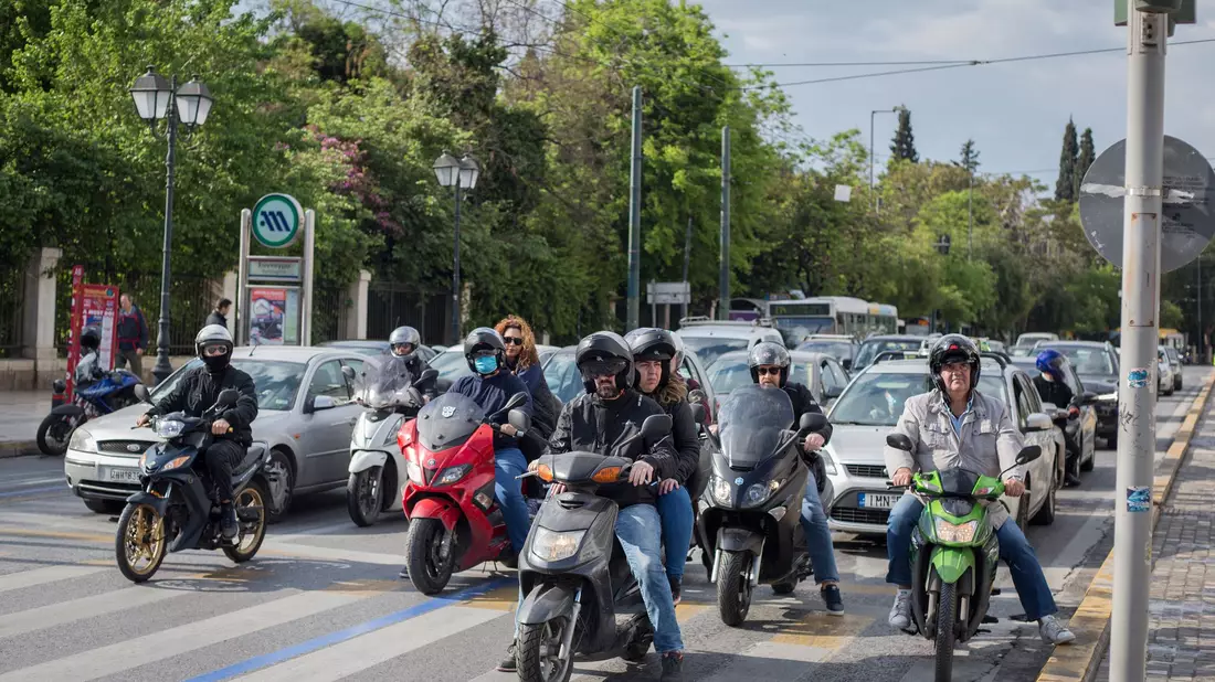 Besser mit Helm - sonst kann es in Griechenland teuer werden. - Bild: Socrates Baltagiannis/dpa