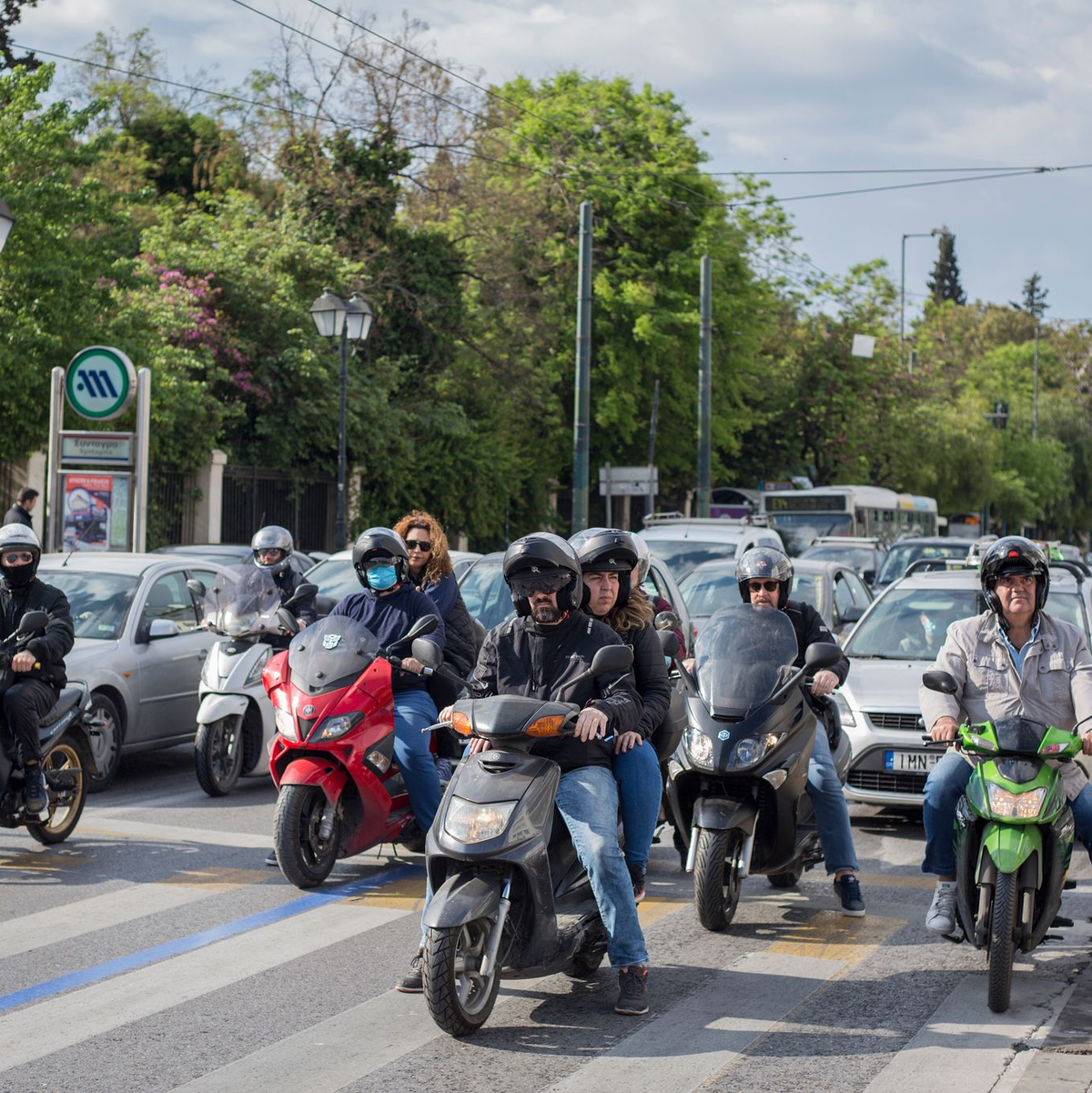 Besser mit Helm - sonst kann es in Griechenland teuer werden. - Foto: Socrates Baltagiannis/dpa