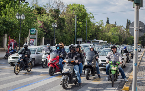 Besser mit Helm - sonst kann es in Griechenland teuer werden. - Foto: Socrates Baltagiannis/dpa