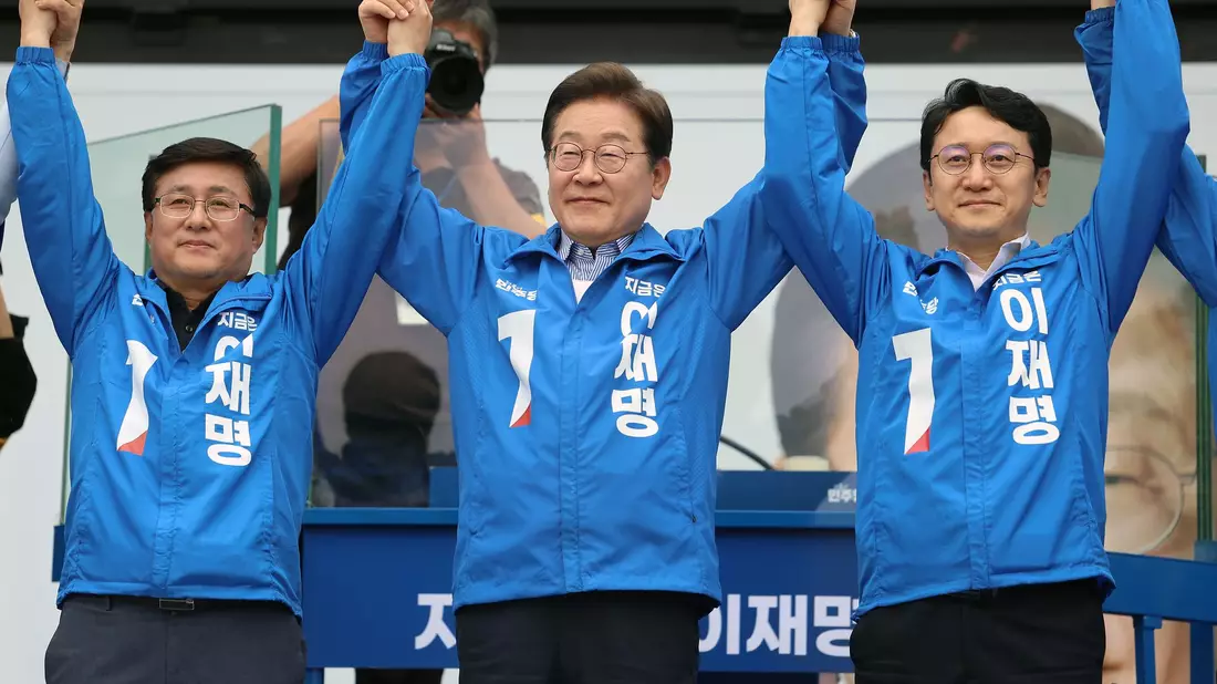 Liegt bei der vorgezogenen Präsidentschaftswahl in Südkorea vorn: Der linke Oppositionsführer Lee Jae Myung.   - Bild: Yonhap/YNA/dpa