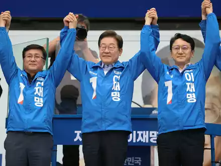 Liegt bei der vorgezogenen Präsidentschaftswahl in Südkorea vorn: Der linke Oppositionsführer Lee Jae Myung.   - Foto: Yonhap/YNA/dpa